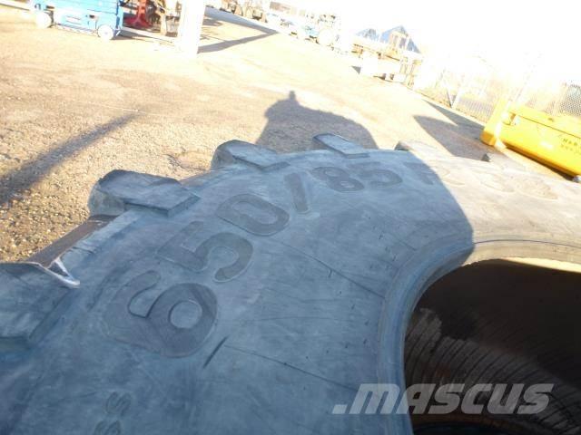  650/85X38 Banden, wielen en velgen