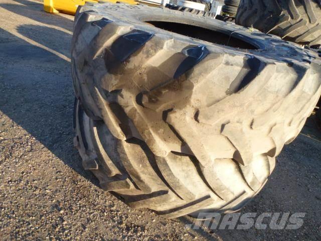  650/85X38 Banden, wielen en velgen