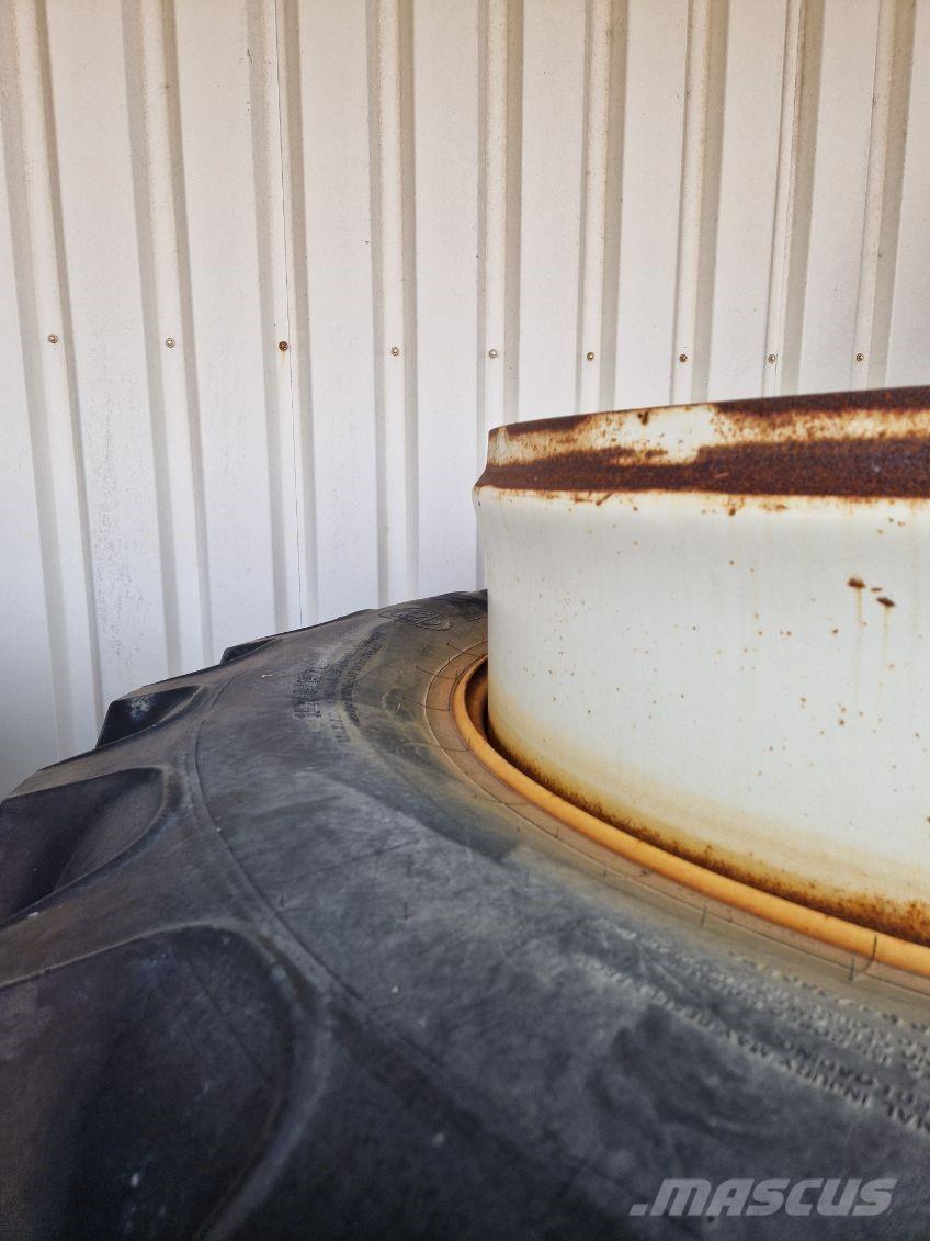 BKT 520/85R42 Banden, wielen en velgen