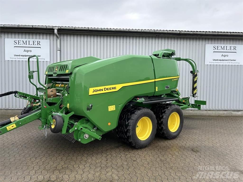 John Deere C441R Ronde-balenpersen