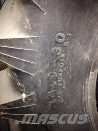  14.9x30 Banden, wielen en velgen