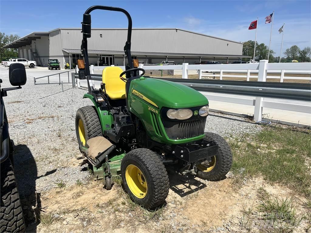 John Deere 2025R Compacttrekkers