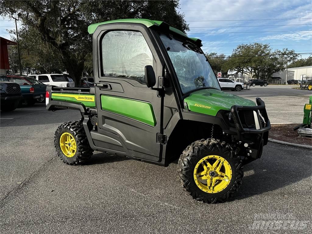John Deere 835R Utiliteitsmachines