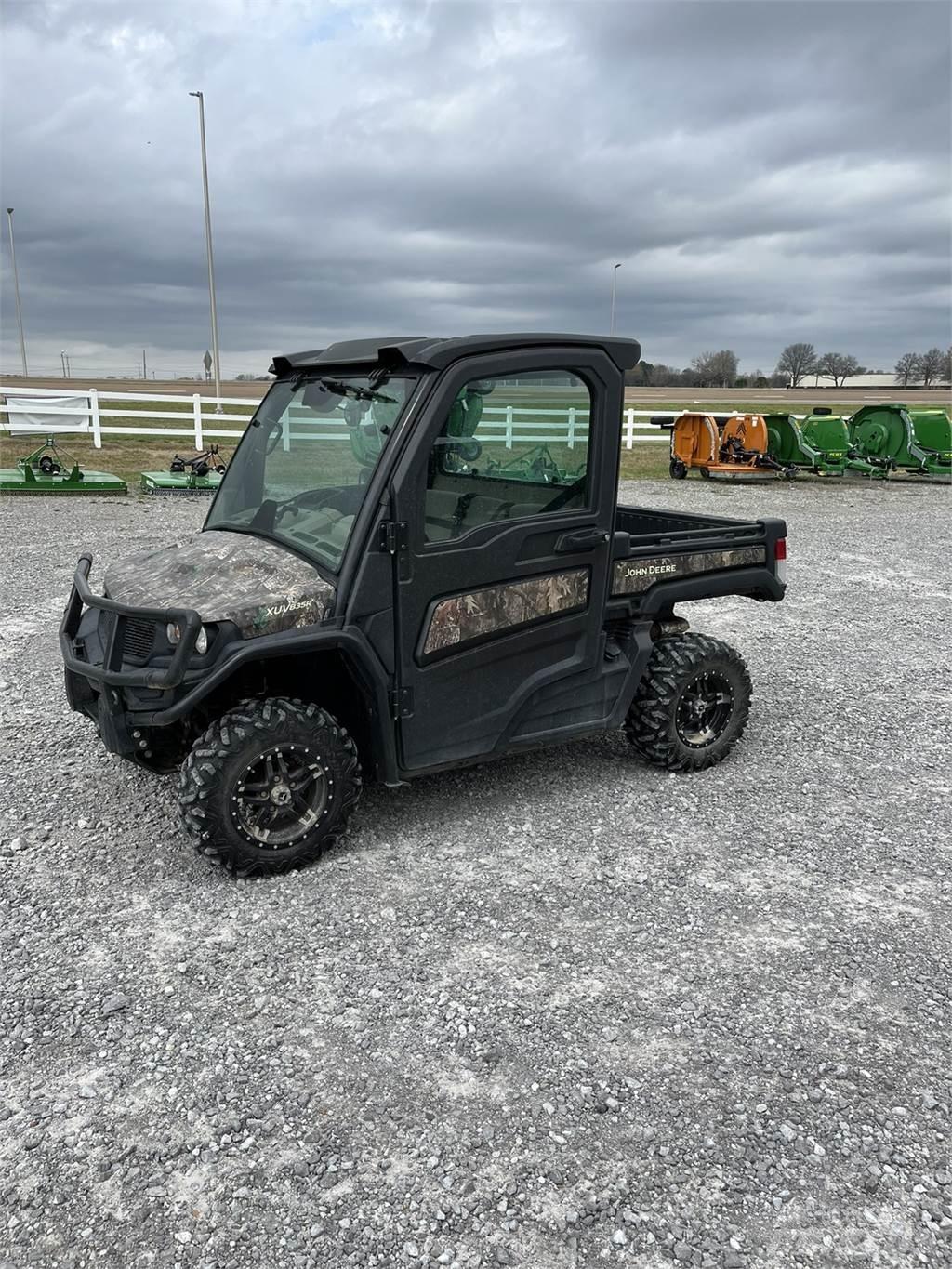 John Deere 835R Utiliteitsmachines