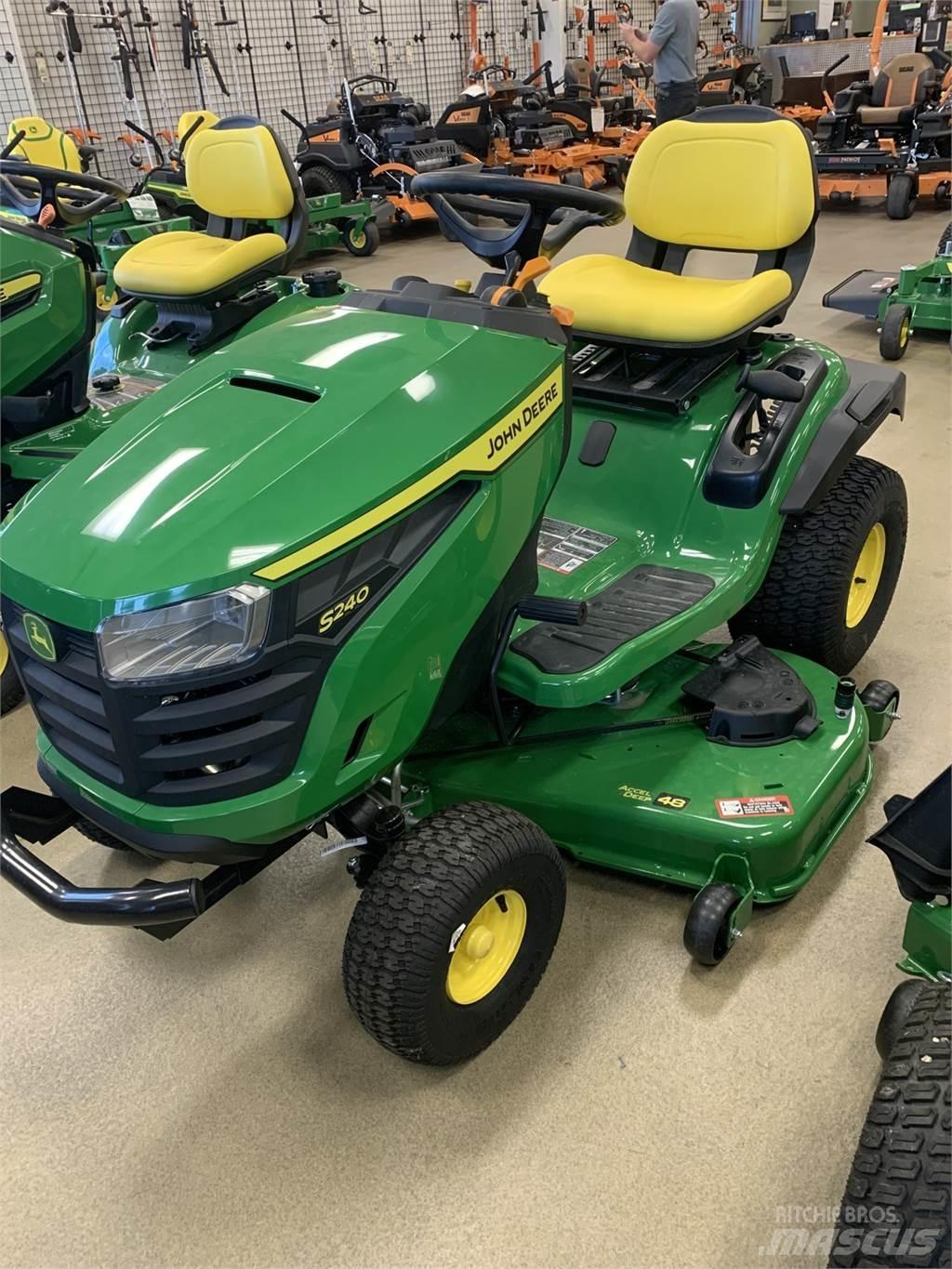 John Deere S240 Compacttrekkers