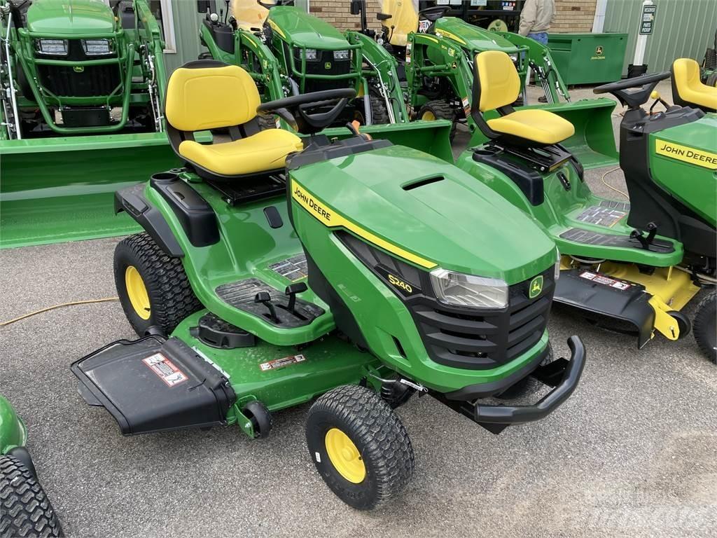 John Deere S240 Compacttrekkers