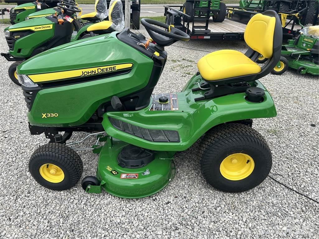 John Deere X330 Compacttrekkers