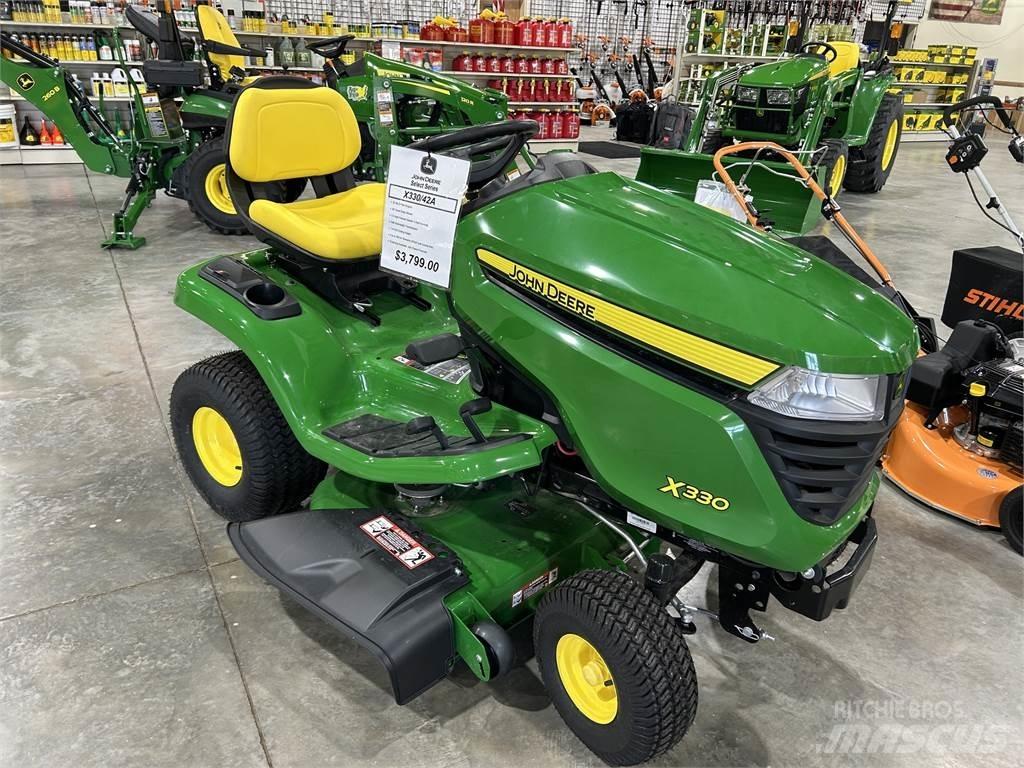 John Deere X330 Compacttrekkers