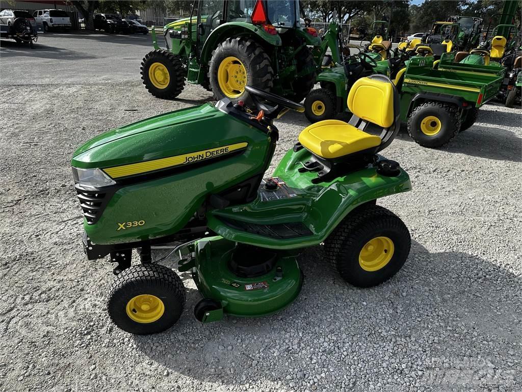 John Deere X330 Compacttrekkers