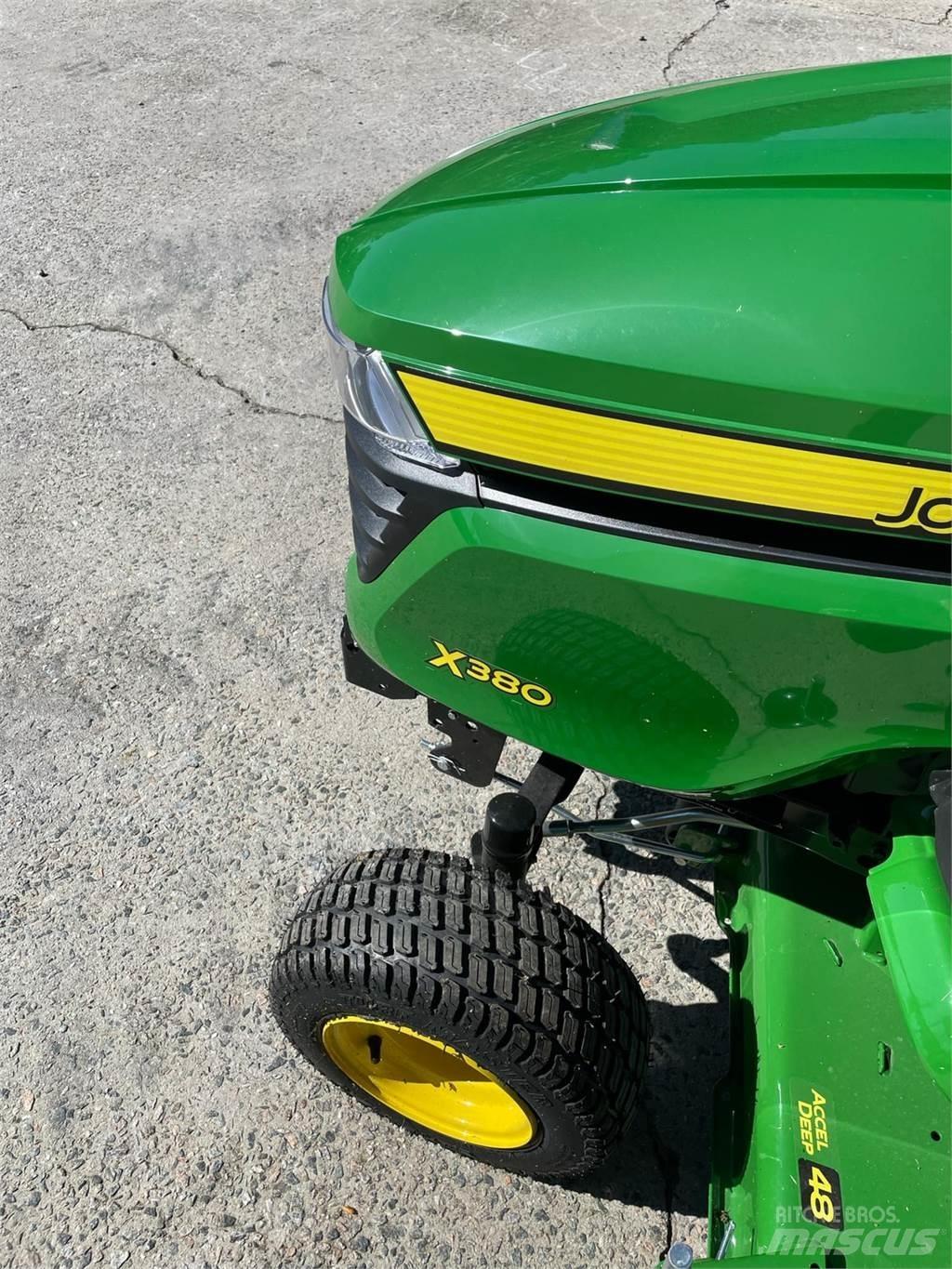 John Deere X380 Compacttrekkers