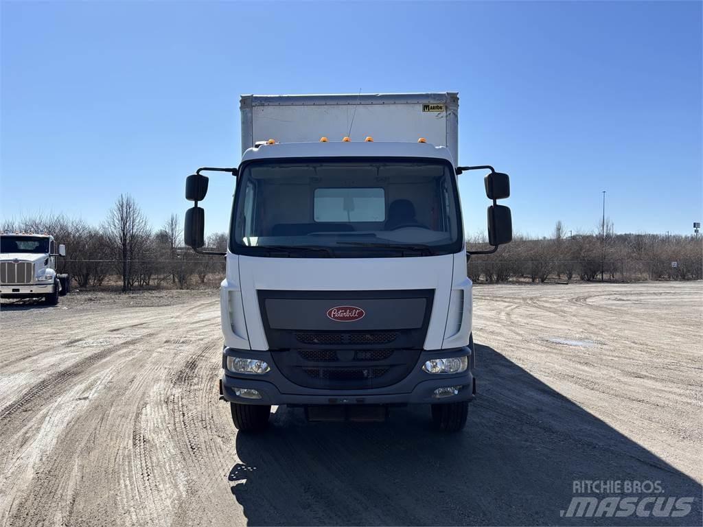 Peterbilt 220 Bakwagens met gesloten opbouw
