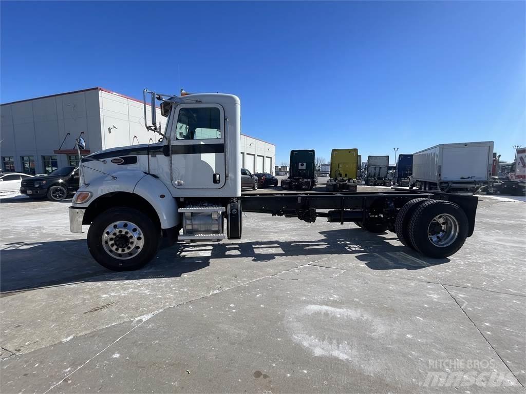 Peterbilt 337 Chassis met cabine