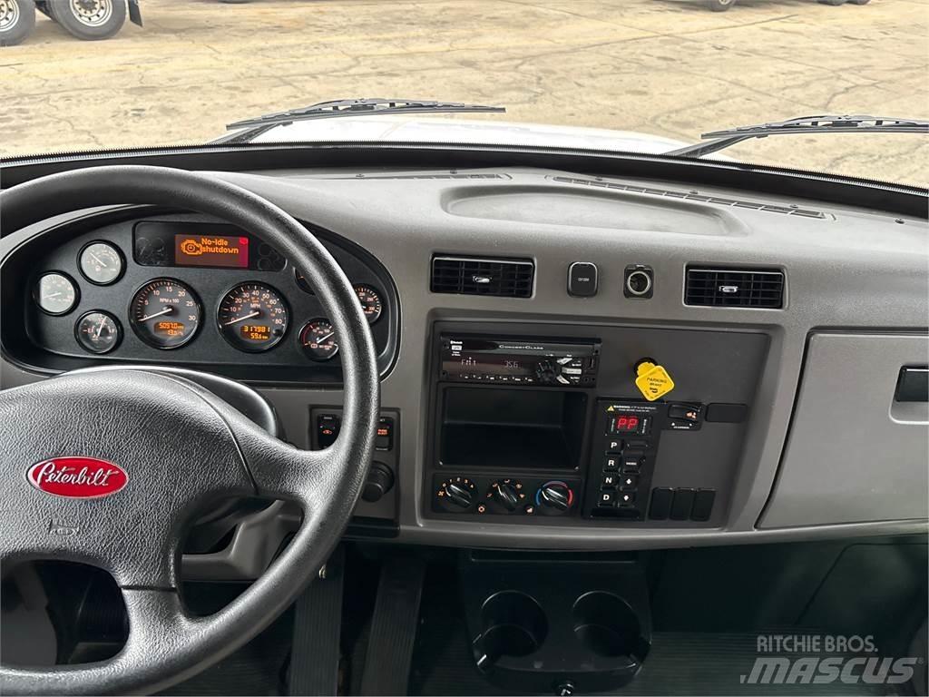 Peterbilt 337 Bakwagens met gesloten opbouw