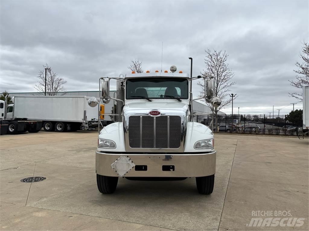 Peterbilt 337 Chassis met cabine