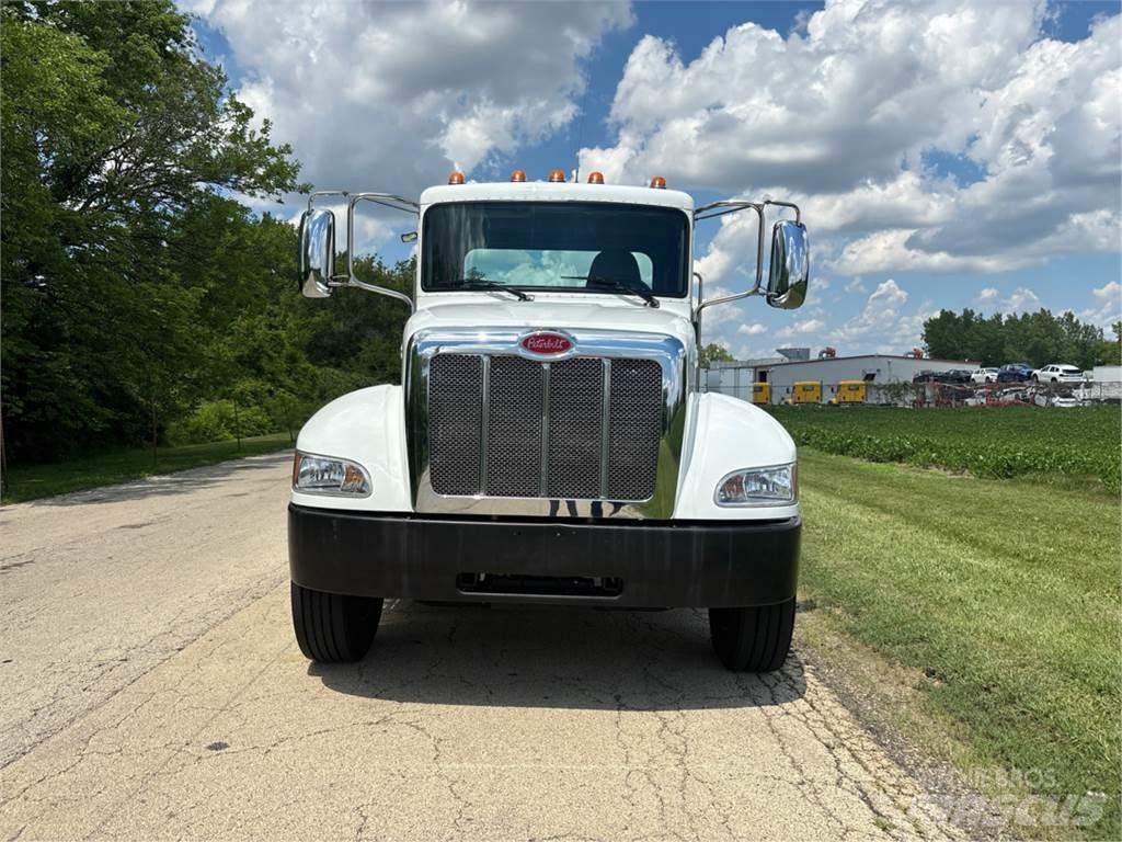 Peterbilt 337 Chassis met cabine