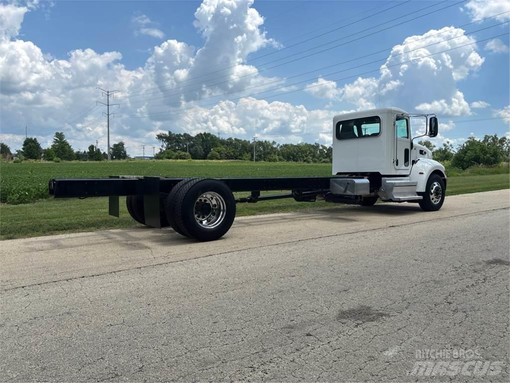 Peterbilt 337 Chassis met cabine
