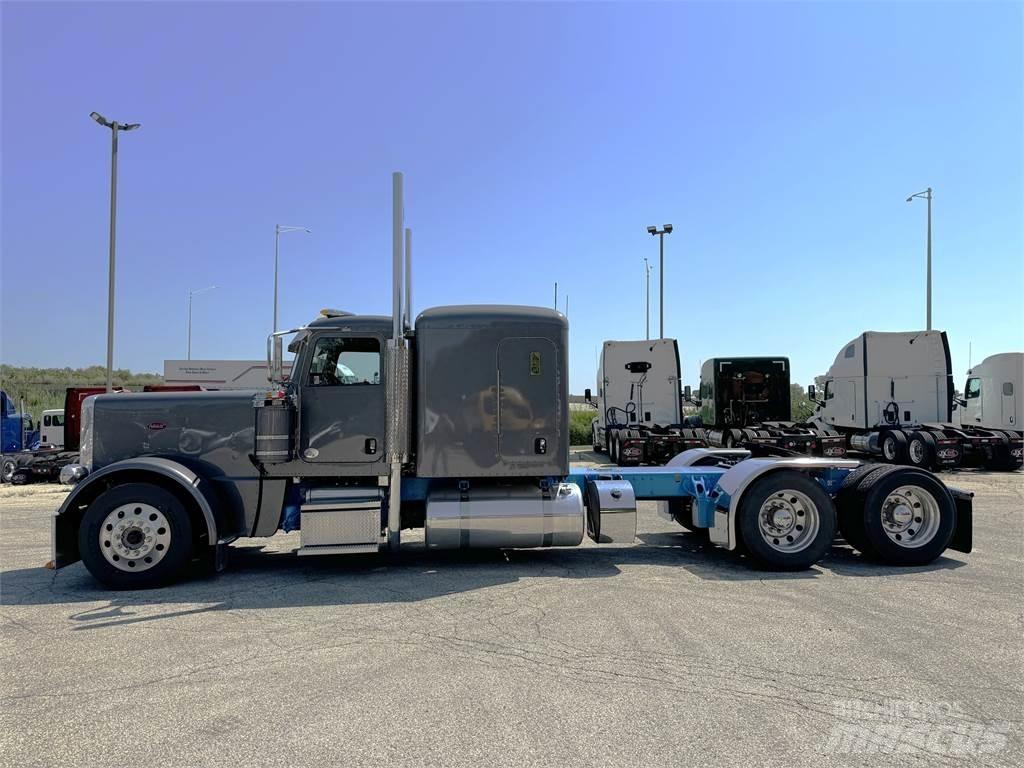 Peterbilt 389 Trekkers