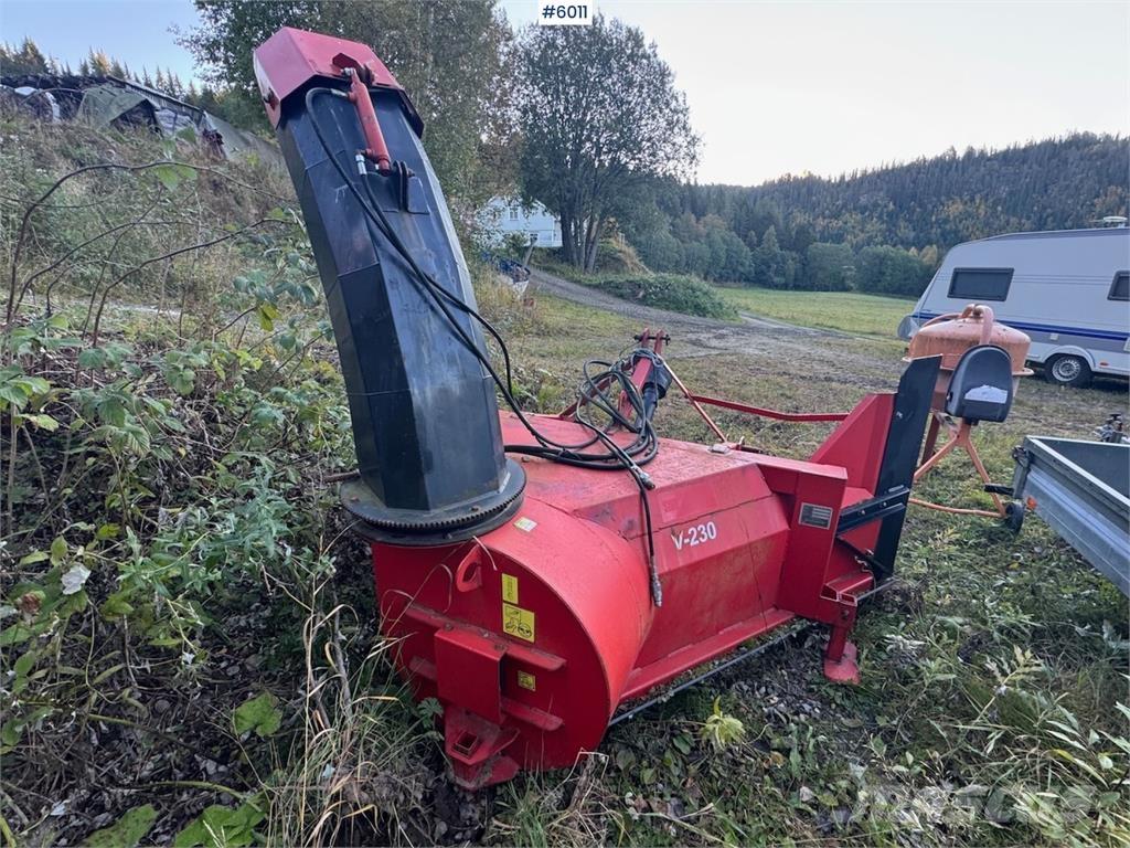 Sisu Handel V-230 Sneeuwschuivers en -ploegen