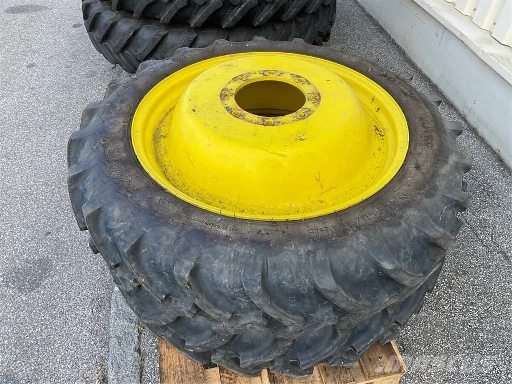  270/95R32 - 340/85R46 Banden, wielen en velgen