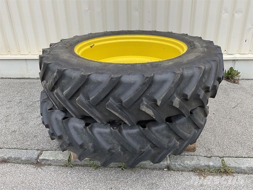  380/95 R 38 Banden, wielen en velgen