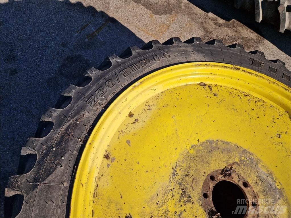 Firestone 230/95R44 Banden, wielen en velgen