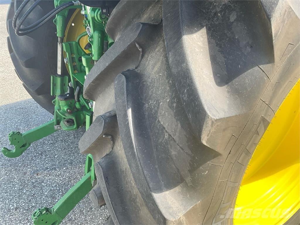 John Deere 6110R Tractoren