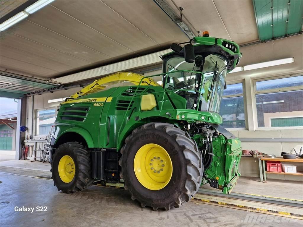 John Deere 8500 Getrokken veldhakselaar