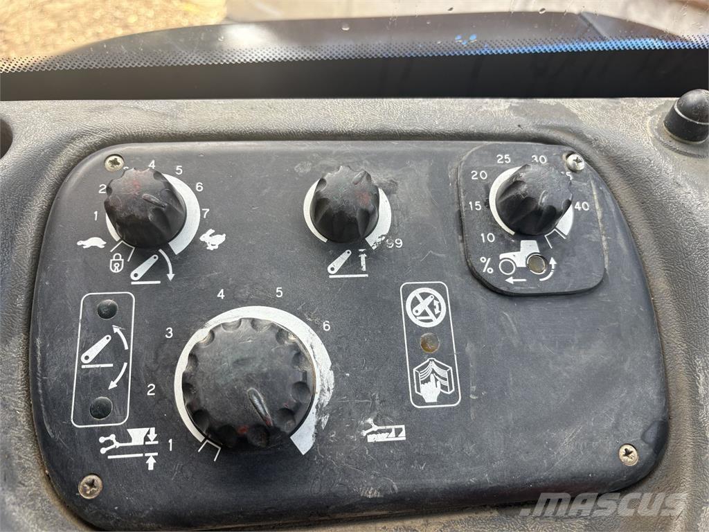 New Holland TS115 Tractoren