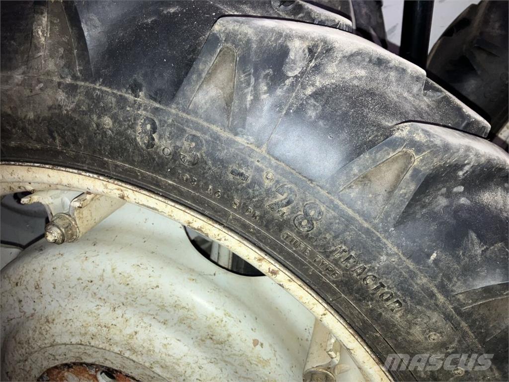  W7x28 Banden, wielen en velgen