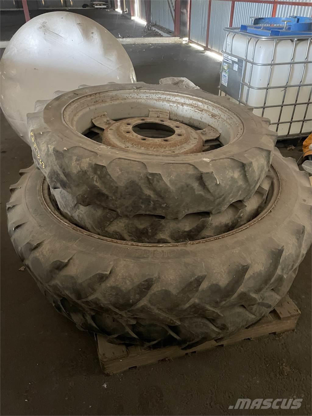  SLITNA CASE Banden, wielen en velgen