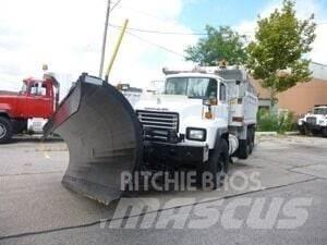 Mack RD688S Sneeuwschuivers en -ploegen