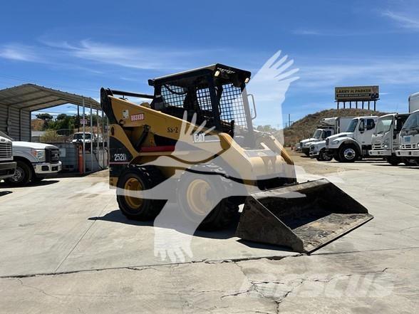 CAT 252B Schrankladers