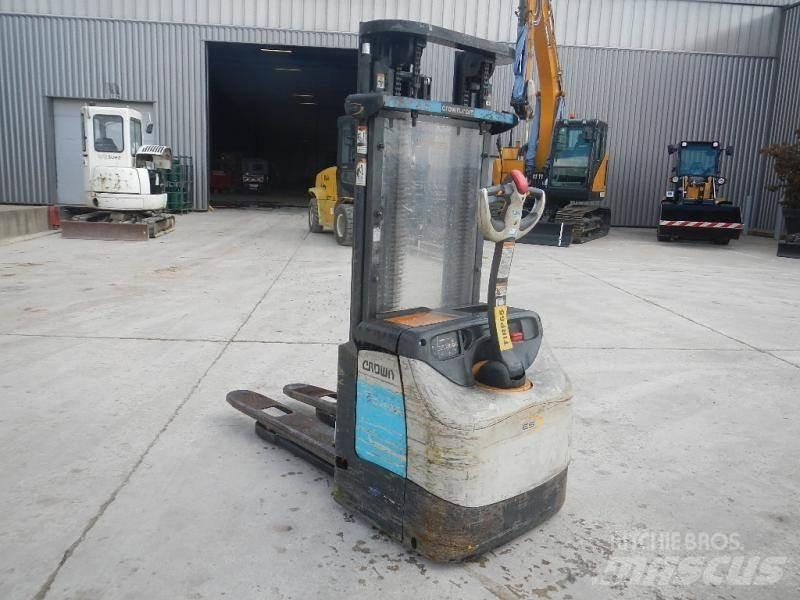 Crown ES 4000 Electro-pallettrucks