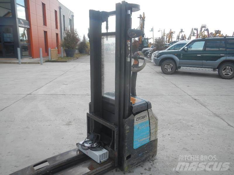Crown ES 4000 Electro-pallettrucks
