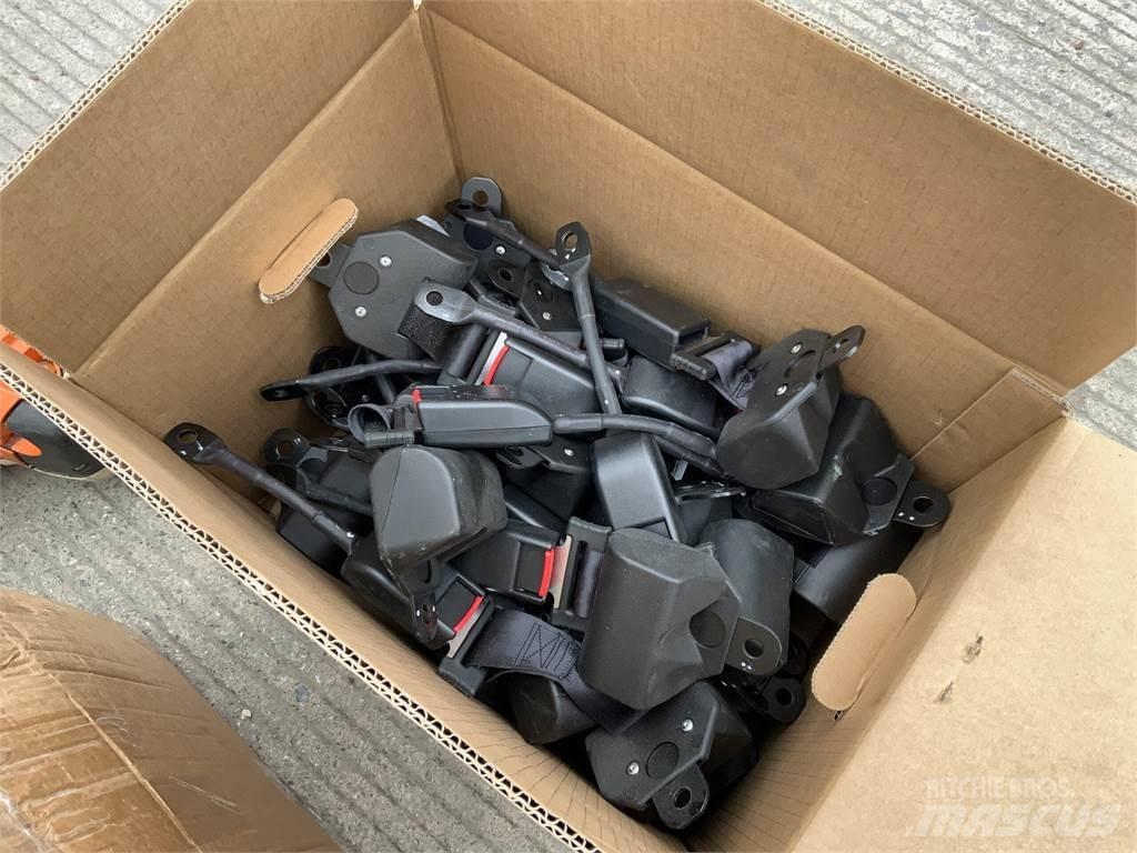  2 Boxes Of Seat Belts Landbouw - overige