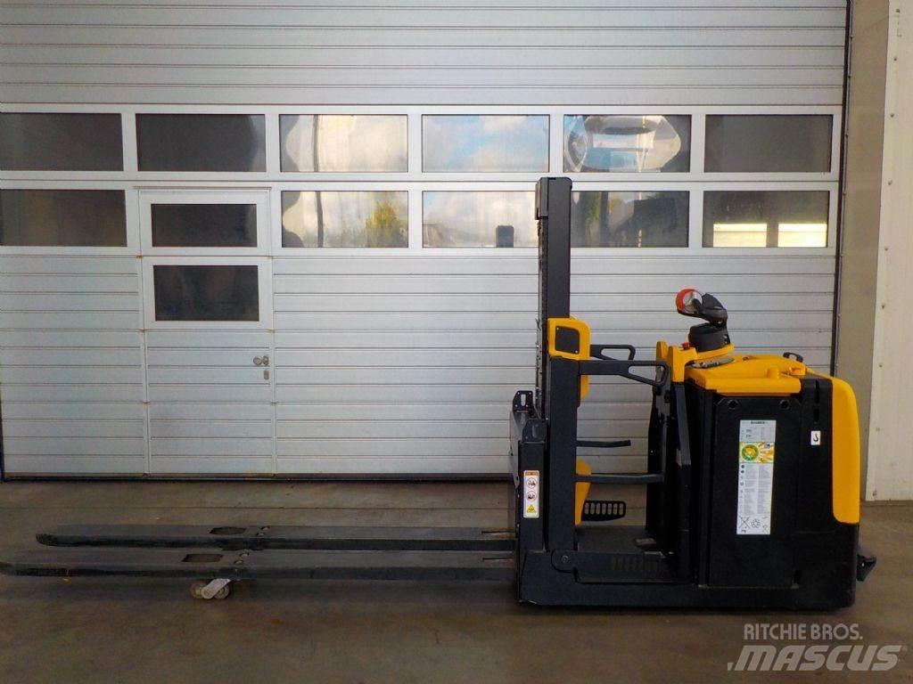 Yale MO25 Orderpicker voor middelhoog niveau