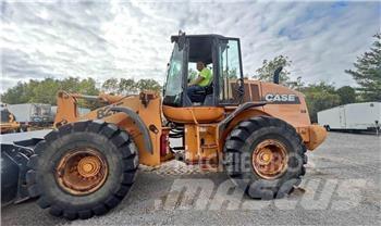 CASE 821F Wielladers