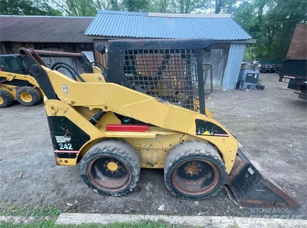 CAT 242 Schrankladers