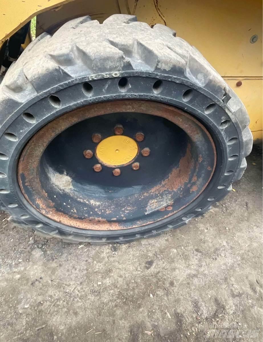 CAT 242 Schrankladers