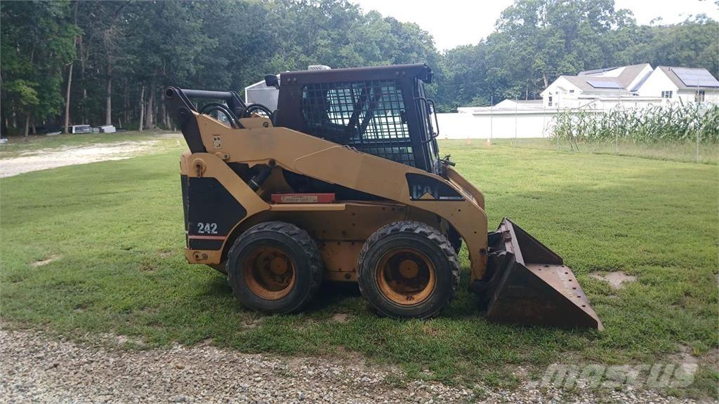 CAT 242 Schrankladers