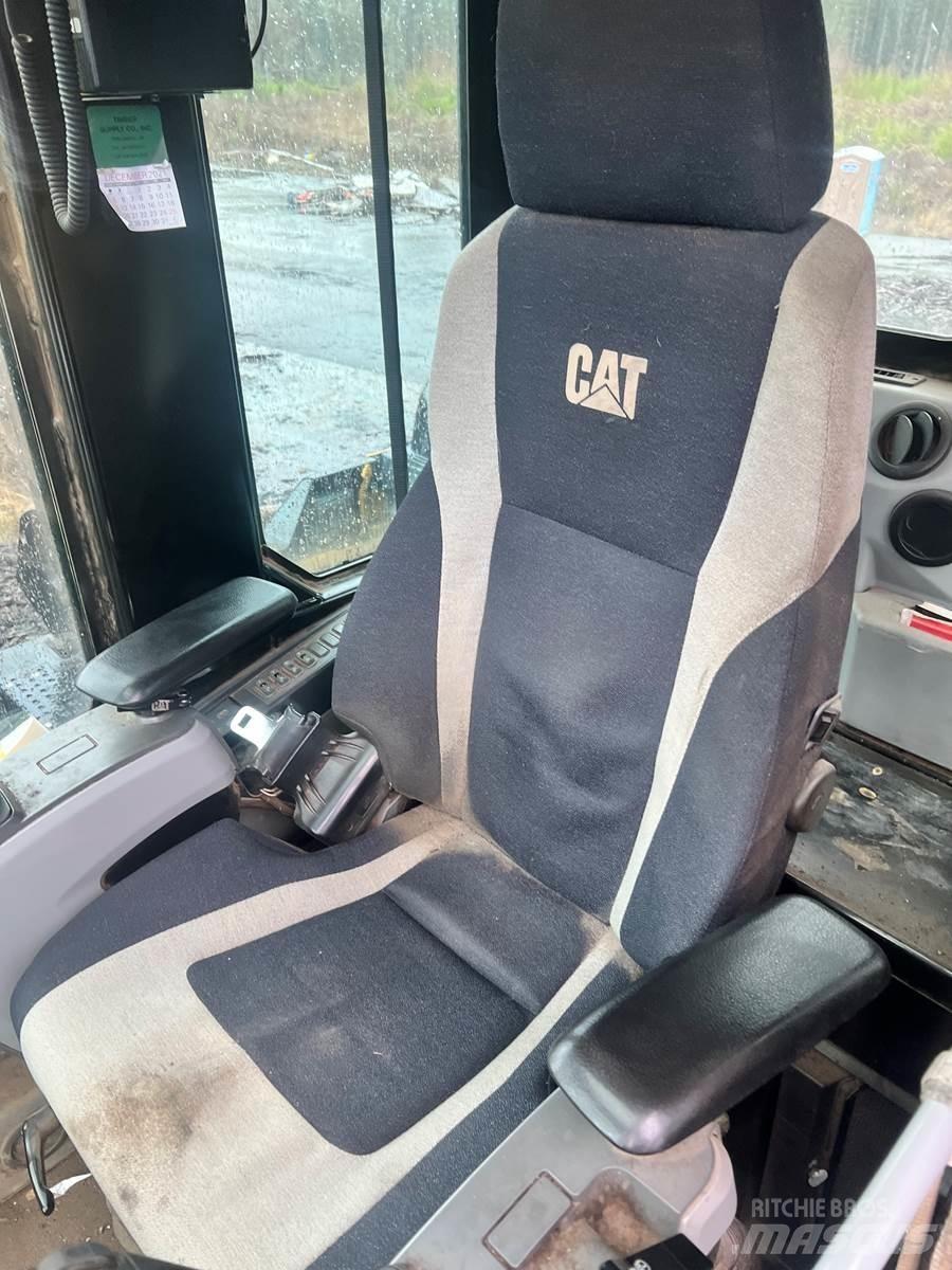 CAT 558LL Boomstamladers