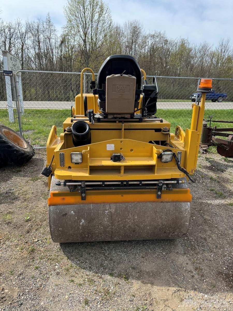 CAT CB34 Asfaltafwerkmachines
