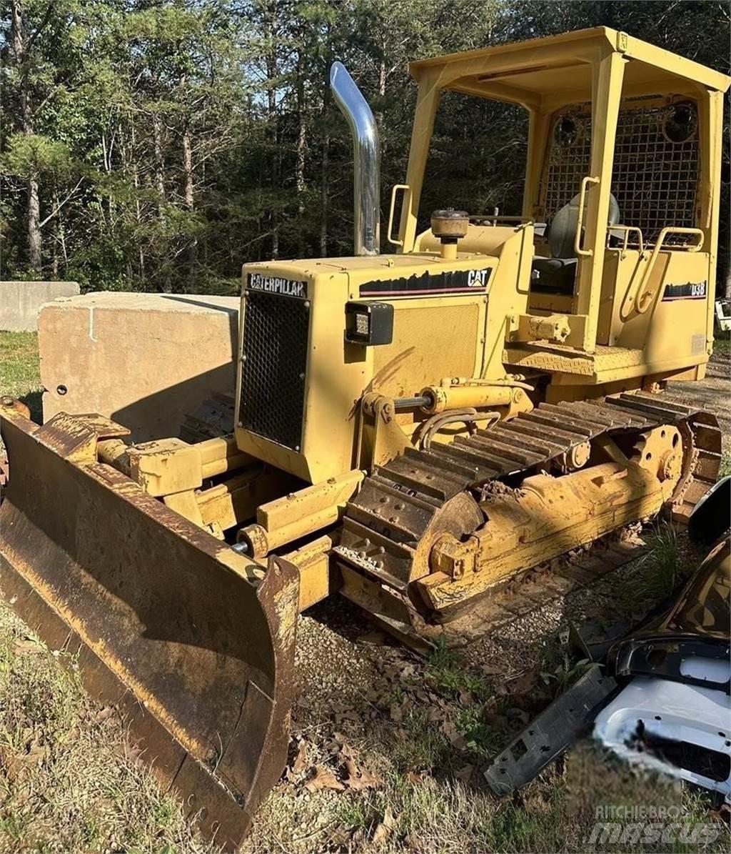 CAT D3B Rupsdozers