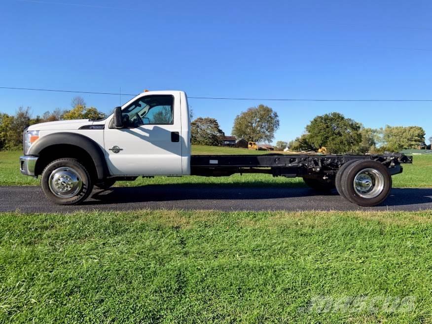 Ford F-550 Chassis met cabine