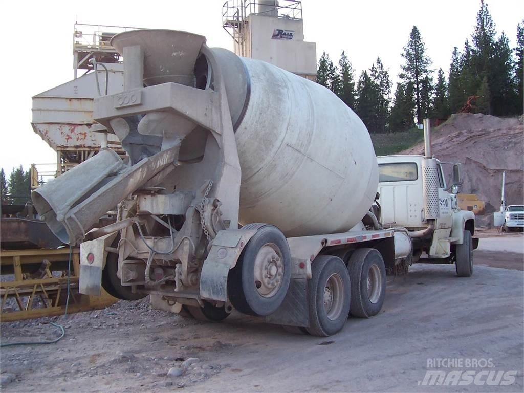 Ford LT9000 Betonmixers en pompen
