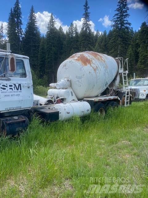 Ford LT9000 Betonmixers en pompen