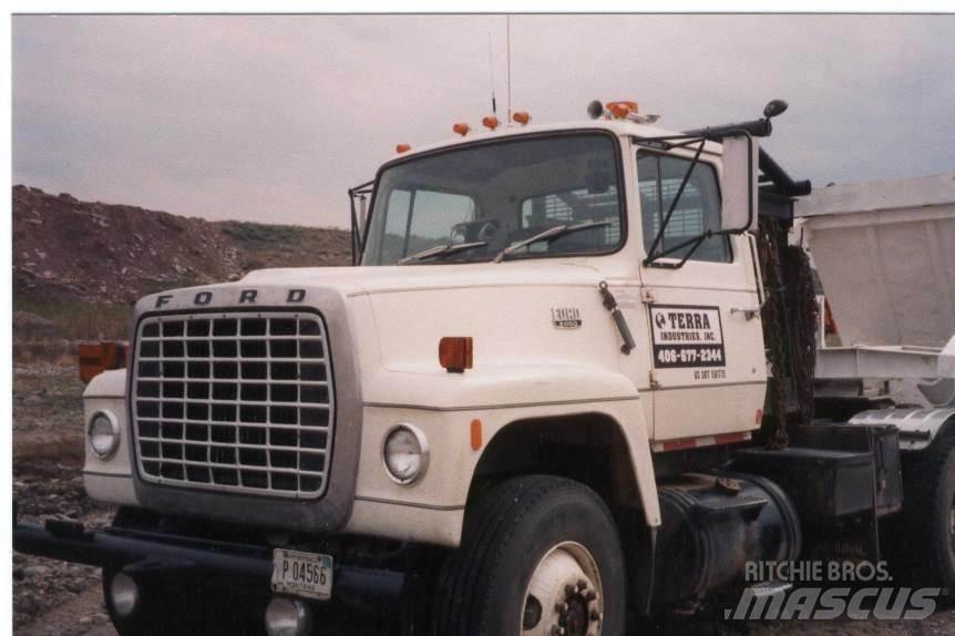 Ford LT9000 Vrachtwagen met vlakke laadvloer en lier