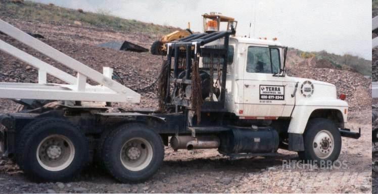 Ford LT9000 Vrachtwagen met vlakke laadvloer en lier