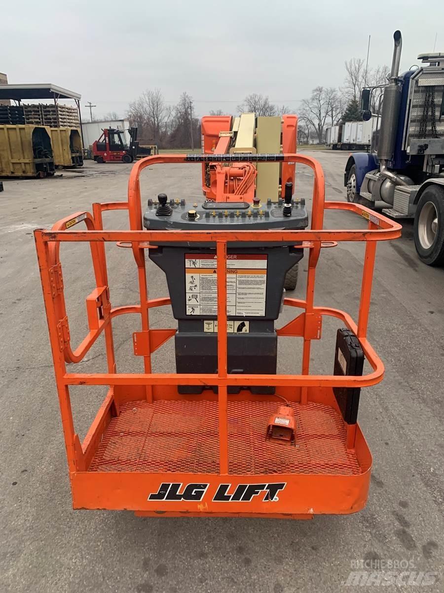 JLG E300AJ Personenliften en invalideliften