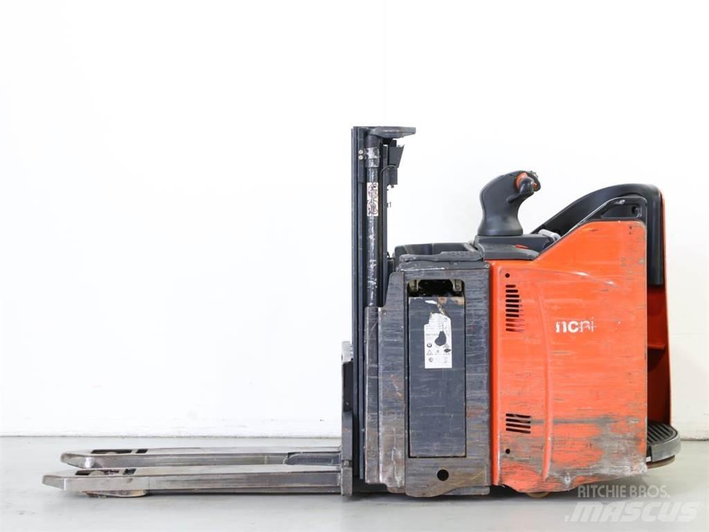 Linde D12HPSP/133 Stapelaar meeloop
